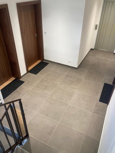 Carrelage posé dans une entrée