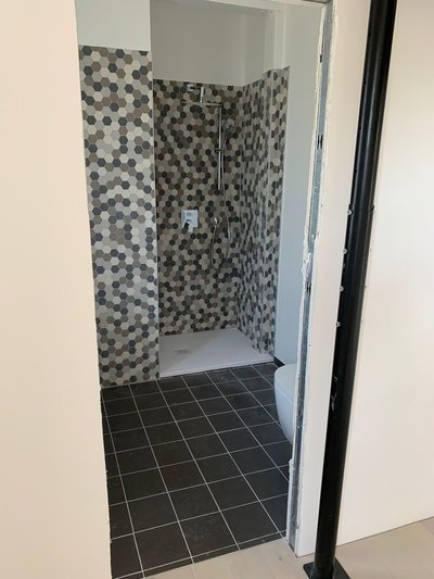 Douche carrelée en gris