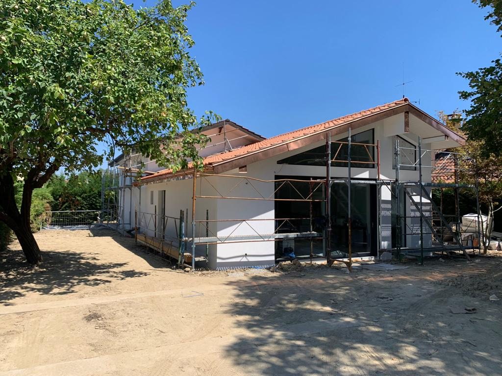 Maison en chantier vue depuis le jardin