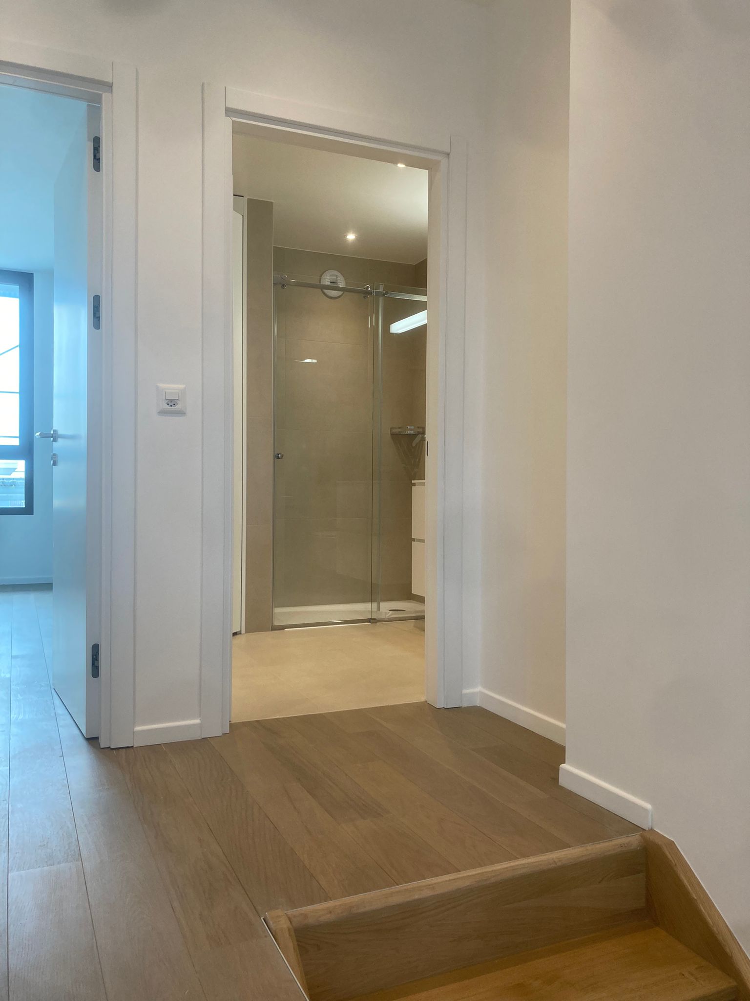 Intérieur rénové avec escalier en bois et porte vitrée à Genève – Entreprise du Bâtiment MS SA