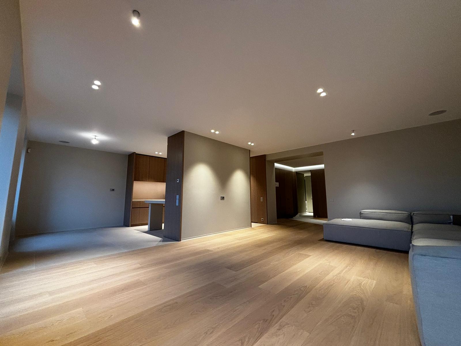 Séjour rénové avec parquet en bois à Genève – Entreprise du Bâtiment MS SA