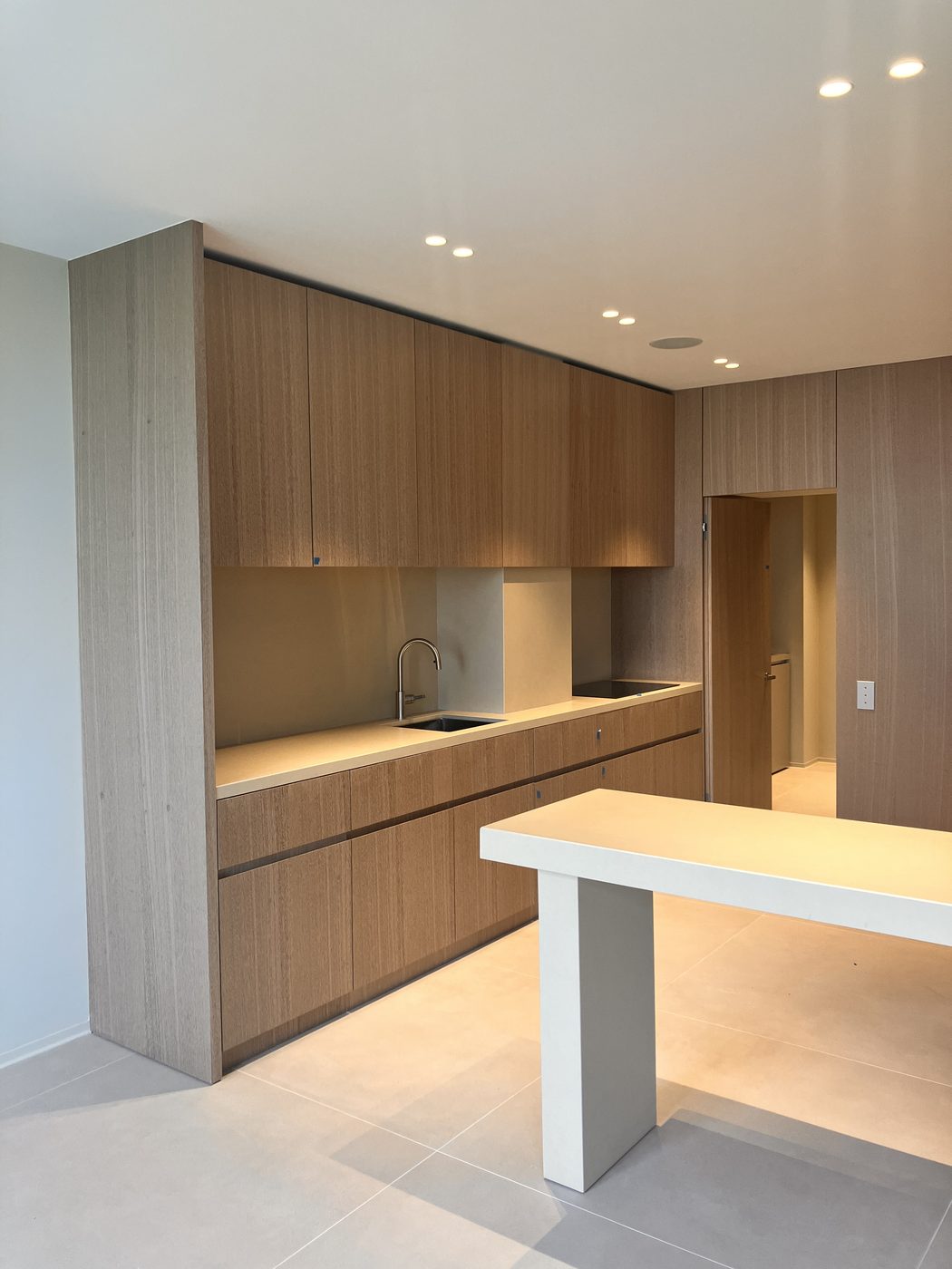 Cuisine en bois avec îlot central aménagée à Genève
