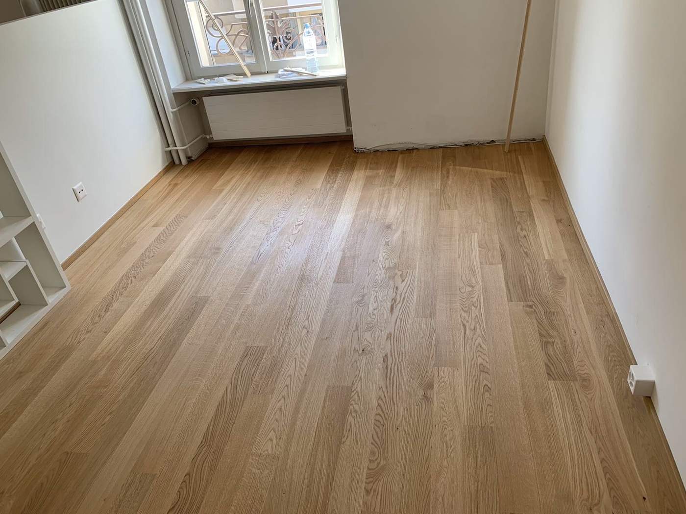 Pièce d'un appartement rénové à Genève avec parquet en chêne massif