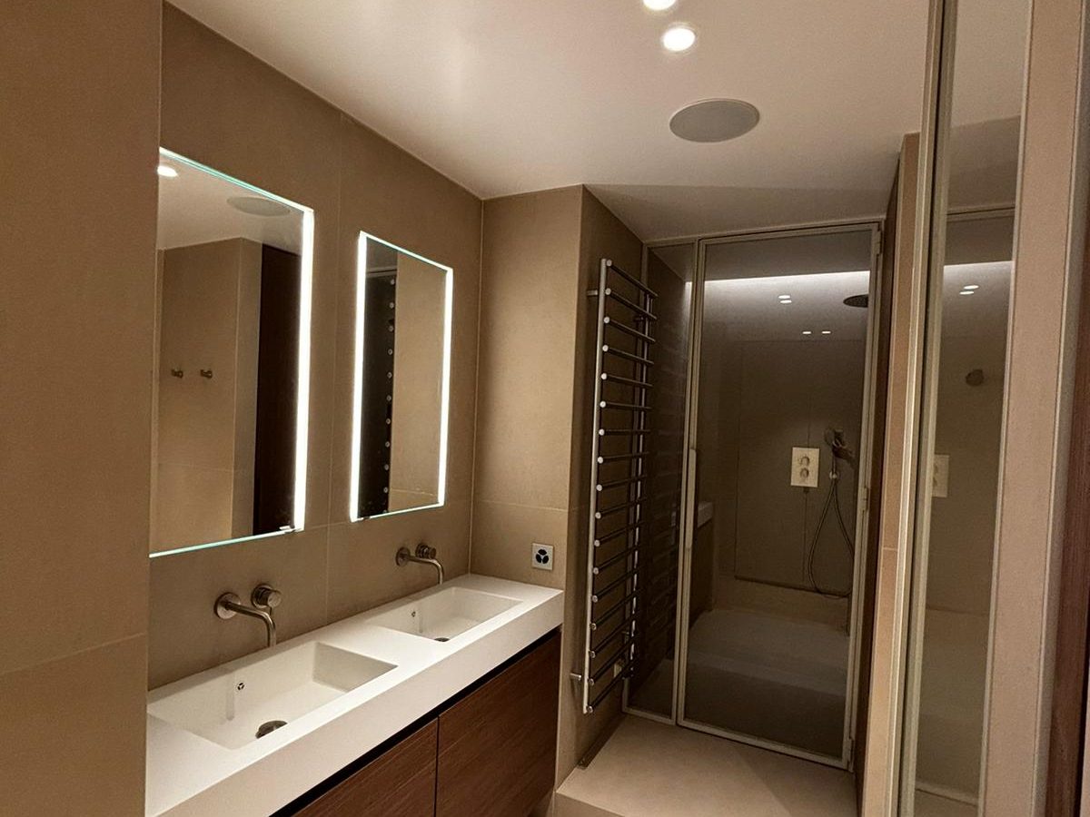 Salle de bains avec double vasque et douche vitrée