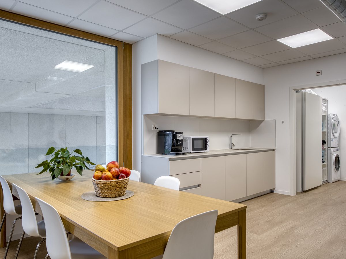Cuisine collective avec table en bois et rangements