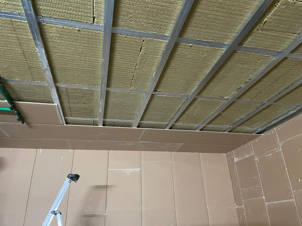 Laine minérale posée entre les rails d'un faux-plafond