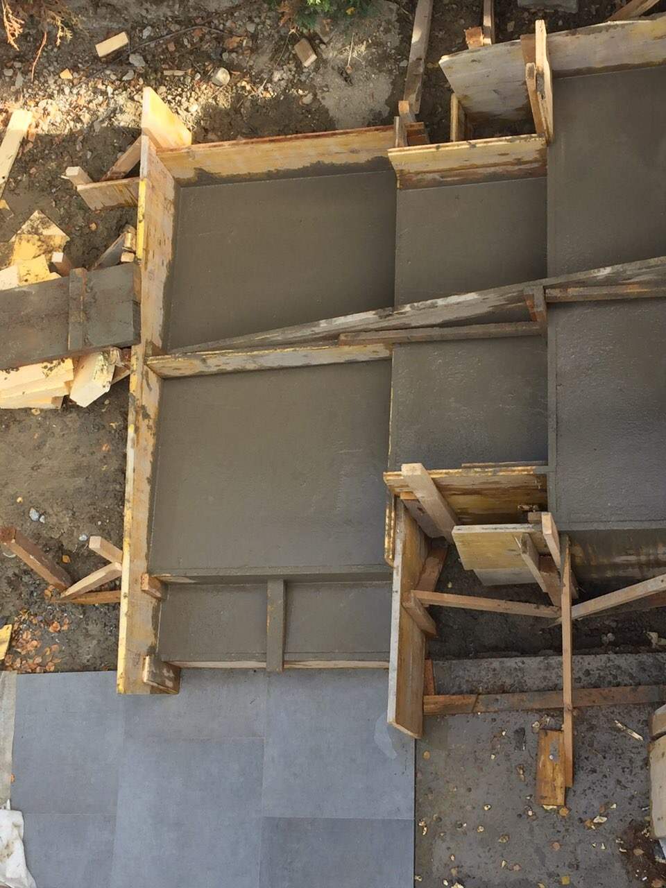 Coffrage en bois autour d’un ouvrage en béton