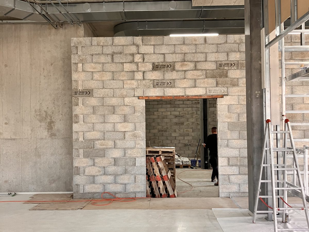 Mur en blocs de ciment percé d'une ouverture de porte