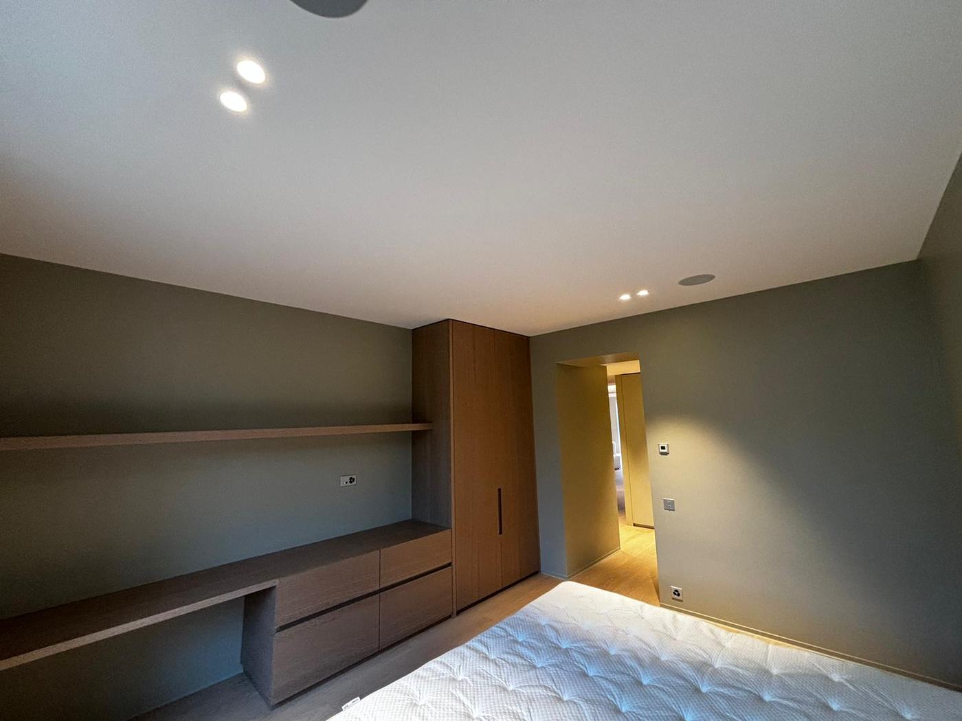Chambre avec armoires et bureau en bois sur mesure, réalisés à Genève