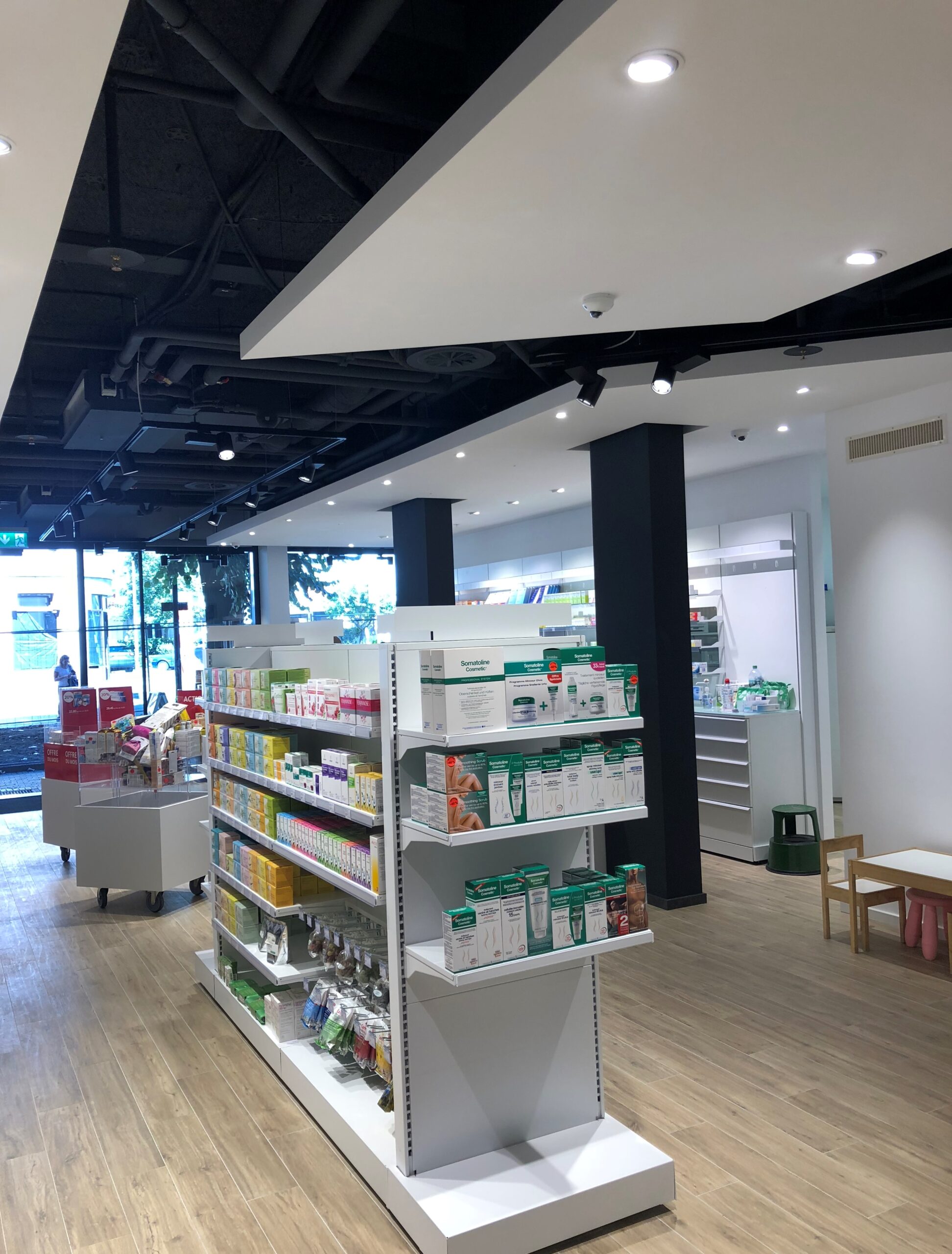 Aménagement intérieur d'un commerce à Genève avec rayonnages et éclairage – Entreprise du Bâtiment MS SA