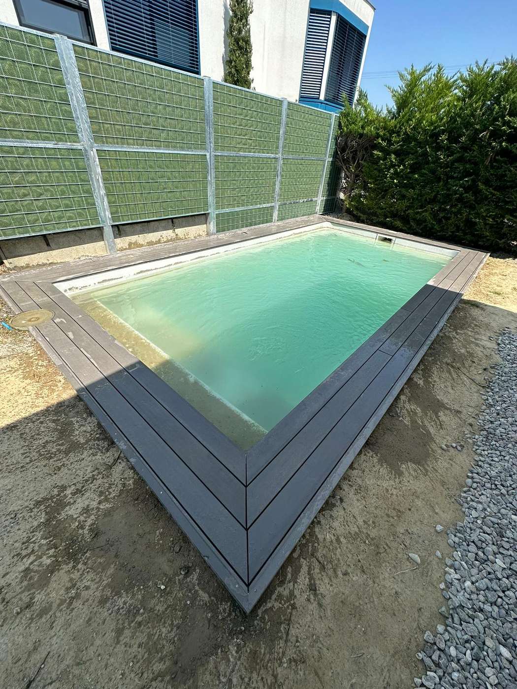 Piscine terminée à Genève avec margelles et terrasse en composite