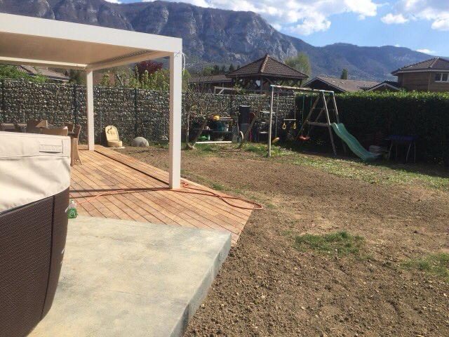 Spa et pergola installés sur une terrasse aménagée à Genève
