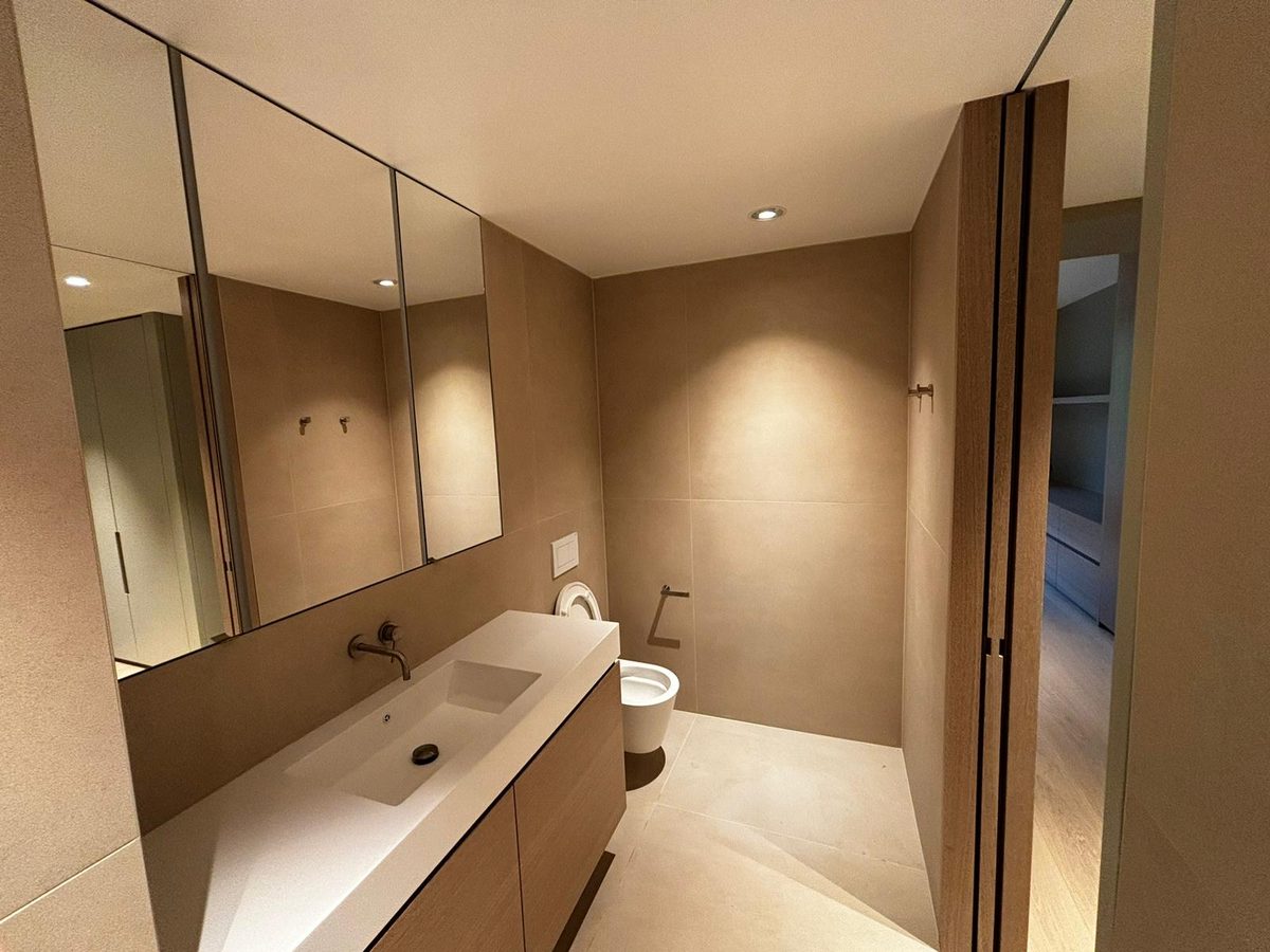 Salle de bains avec meuble vasque et armoire à miroir