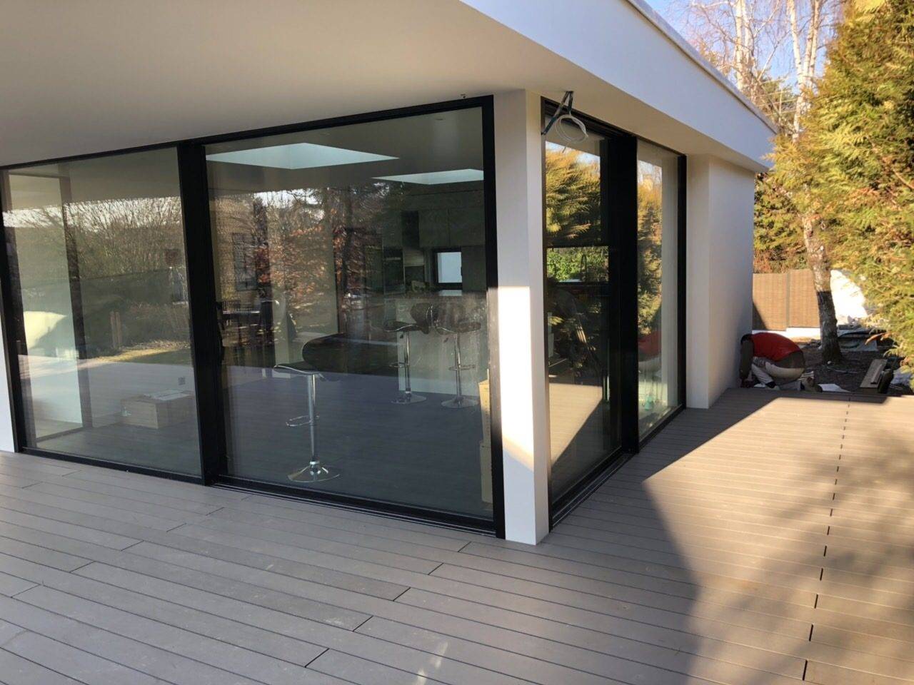 Terrasse en lames composites d'une villa à Genève