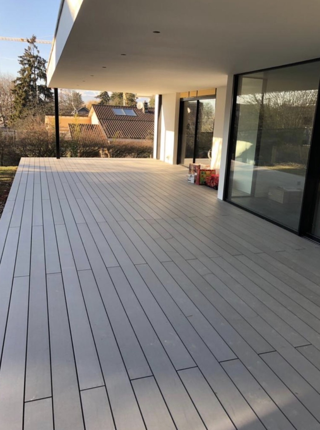 Terrasse en lames composites d’une villa à Genève réalisée par MS SA